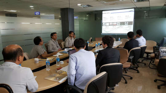 한국동서발전과 협력사가 인도 바이어를 대상으로 구매상담회를 벌이고 있다. <한국동서발전 제공>